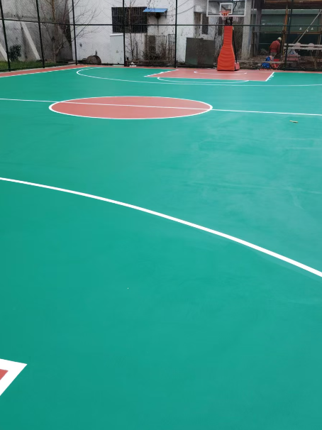 桥西 球场长期使用易出现地面开裂
